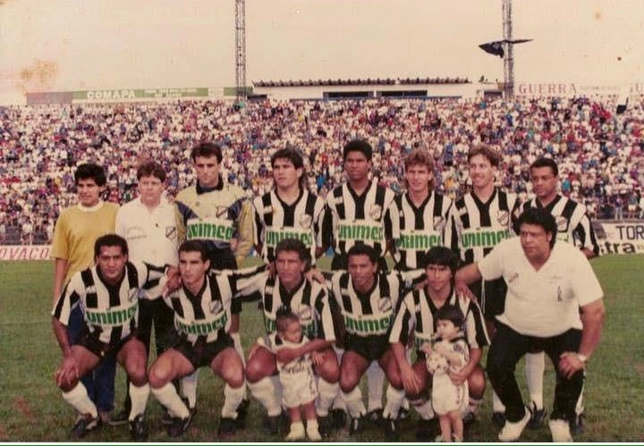 Daniel Frasson é o sexto em pé da esquerda para a direita, ao lado do lateral Denis, com a Inter de Limeira de 1991. Foto: Reprodução