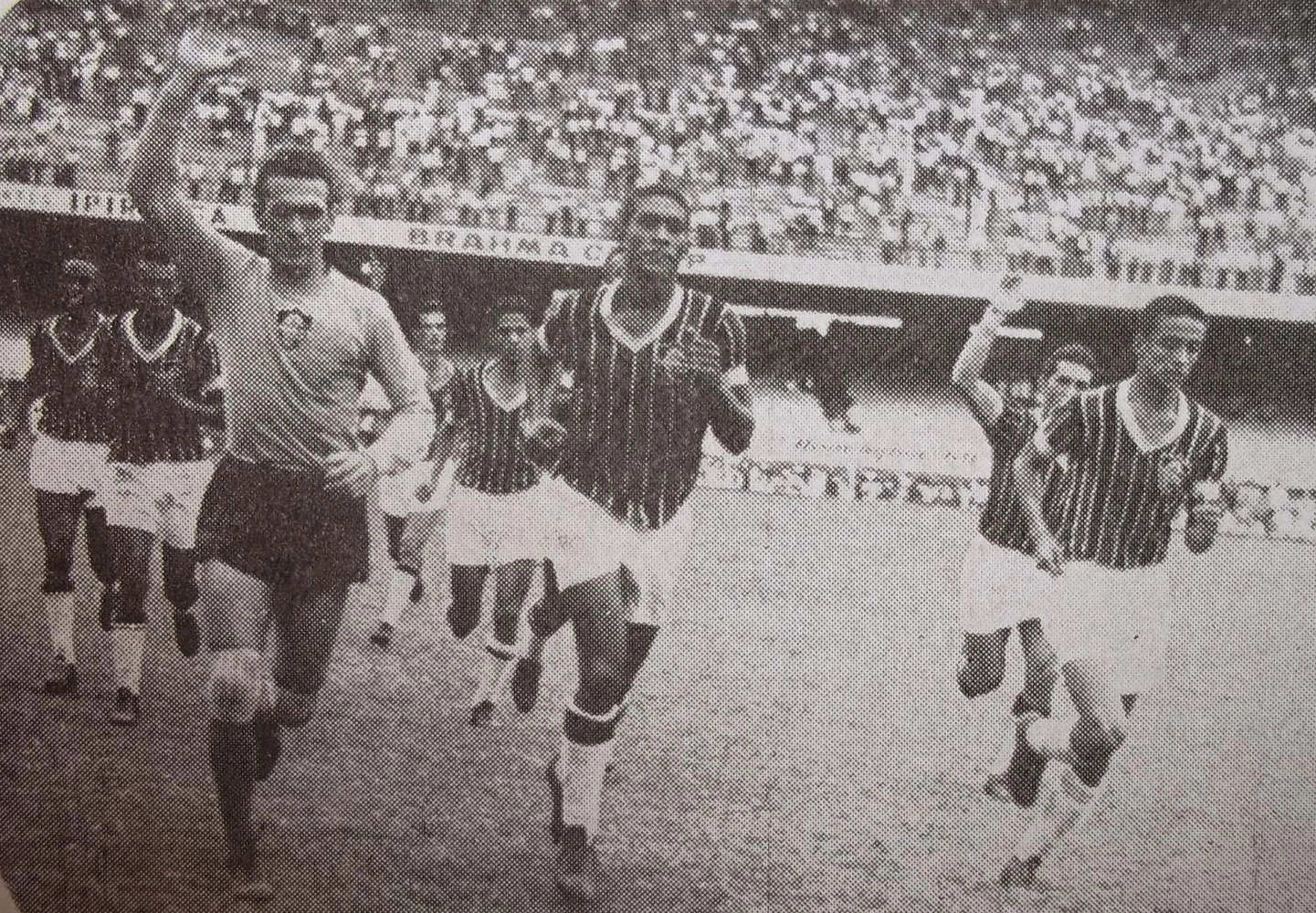 Volta Olímpica dos jogadores do Fluminense após a conquista do Campeonato Carioca de 1959. Em primeiro plano aparecem Castilho, Waldo e Altair. O Edmilson se encontra meio encoberto pelo Altair. Entre o Castilho e o Waldo aparece o Paulinho Ladrão. Mais ao fundo aparece o Maurinho, o Escurinho, e mais ao fundo ainda o Telê Santana. Foto enviada por José Eustáquio