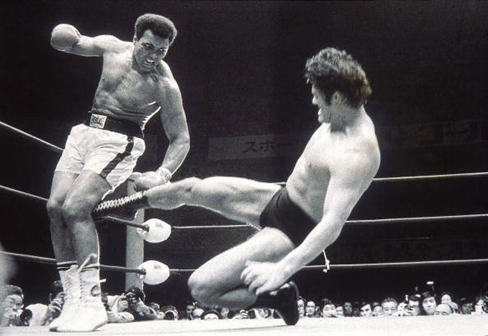 Ali tenta se defender de um chute que ex-lutador de wrestling e artes marciais mistas japonesa Antonio Inoki o acertou. Essa luta entrou para a história! Foto: Reprodução Google
