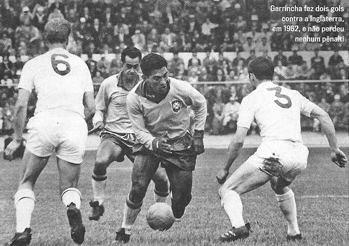 Com a bola no pé, Garrincha tenta ultrapassar marcador inglês. Zito, fica observando atrás. Foto reprodução Revista Placar/ Edição 1351 - Fevereiro de 2011