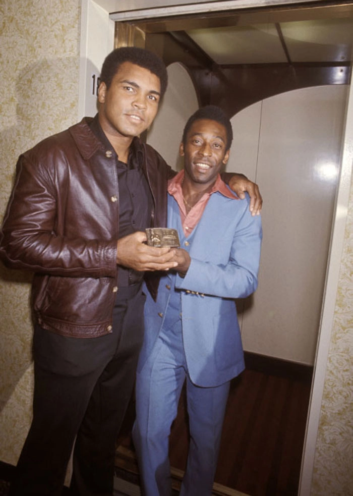 Na década de 70, duas lendas do esporte: o maior boxer de todos os tempos Muhammad Ali e o maior de todos no futebol, Pelé. Crédito da foto My Ear
