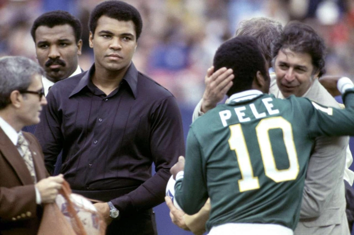 Já em fim de carreira, no Cosmos-EUA, Pelé cumprimenta Mauro Ramos, enquanto o pugilista Muhammad Ali observa. Foto: In My Ear