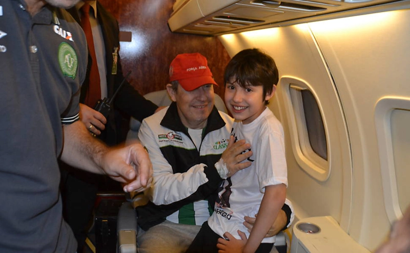 Rafael Henzel e o filho Otávio, em dezembro de 2016, após ele deixar o hospital em Medellín, na Colômbia. Foto: Reprodução/Youtube