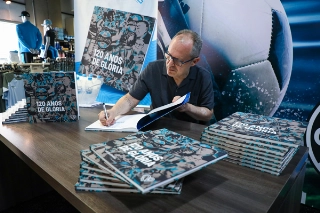 O jornalista Léo Gerchmann, autor da obra, na noite de autógrafos. Foto: Morgana Schuh/Grêmio FBPA