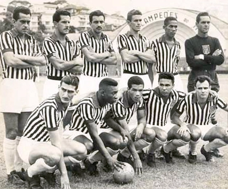 Em pé, da esquerda para a direita: Zito, Olavo, Formiga, Getúlio, Zé Carlos e Gylmar. Agachados, da esquerda para a direita: Julinho Botelho, Pelé, Servilho, Chinesinho e Pepe. Foto enviada por Mário Lopomo