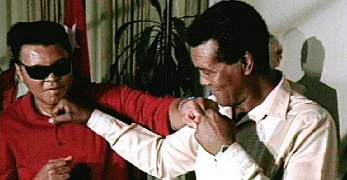 Muhammad Ali e o cubano Teofilo Stevenson posam para fotos simulando uma troca de socos. Foto: UOL