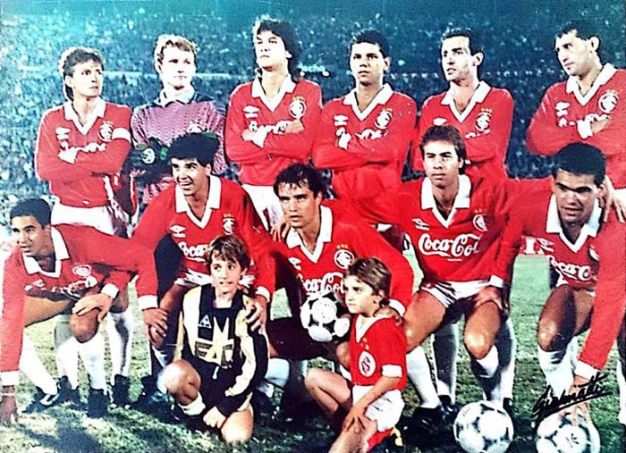 Internacional, no dia 11 de abril de 1989, pela Libertadores, contra o Peñarol. Neste dia, o Colorado venceu por 2 a 1. Os gols da partida foram de Aguilera, Edu Lima e Diego Aguirre. Da esquerda para a direita, em pé: Luis Carlos Winck, Taffarel, Norton, Norberto, Casemiro e Aguirregaray. Agachados: Heider, Luis Fernando Flores, Diego Aguirre, Luis Carlos Martins e Edu Lima