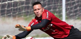 Diego Alves e Dorival batem boca e são separados por jogadores no Flamengo