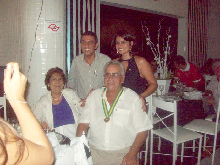 No Salão de Mármore do Santos Futebol Clube, em 10 de fevereiro de 2011, Zito e familiares em festa santista. Foto enviada por Carlos Argenti Pereira