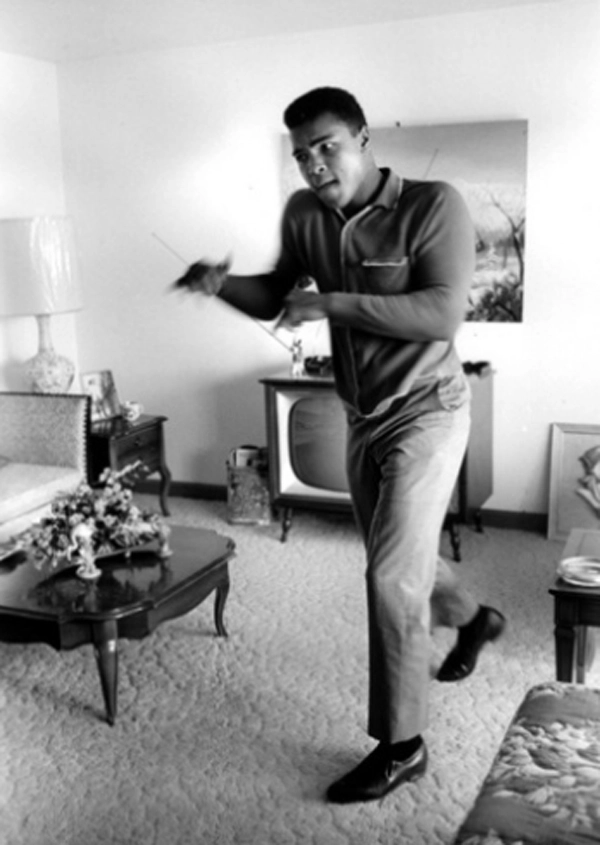 O boxeador Muhammad Ali exibe seus movimentos enquanto é fotografado por Steve Shapiro. A imagem faz parte do livro 