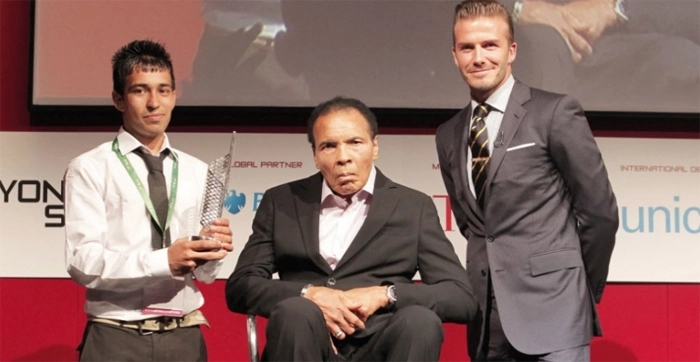 Lenda do boxe, Muhammad Ali (centro) é homenageado por Beckham. Foto: UOL