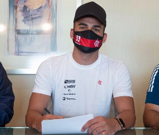 Volante se recupera de cirurgia no joelho e deve retornar aos gramados no meio do ano. Foto: Alexandre Vidal/Flamengo