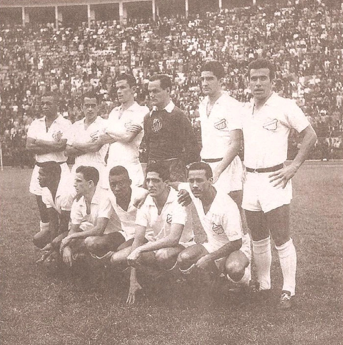 O Santos no Pacaembu em 3 de novembro de 1957. E o lindo estádio, que 54 anos depois viu o mesmo Santos vencer sua terceira Libertadores da América, estava lotado. Em pé, da esquerda para a direita: Fioti, Zito, Getúlio, Laércio, Ramiro e Dalmo. Agachados: Dorval, Pagão, Pelé, Álvaro e Tite. Foto/Reprodução: Popperfoto/Getty Images, publicada no jornal Folha de São Paulo em 17 de julho de 2011