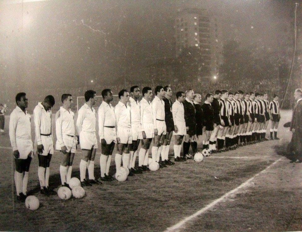 Em 1962, o Santos venceu o Peñarol por 2x1, pela Libertadores. Veja a escalação do Peixe: Coutinho, Dorval, Pagão, Dalmo, Lima, Pepe, Mengálvio, Calvet, Mauro Ramos, Gylmar e Zito.