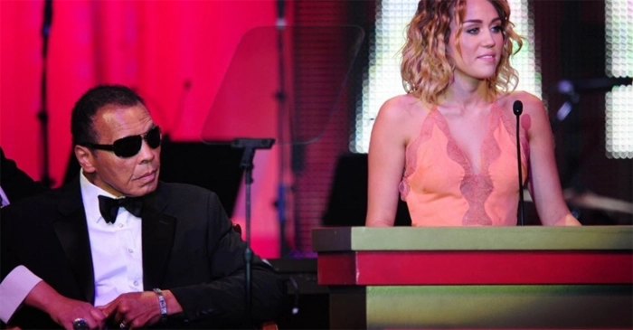 Muhammad Ali observa a atriz e cantora Miley Cyrus, que compareceu ao evento que combate o mal de Parkinson. Foto: UOL