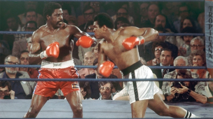 Ron Lyle (à esquerda) em combate com Muhammad Ali. Foto: UOL