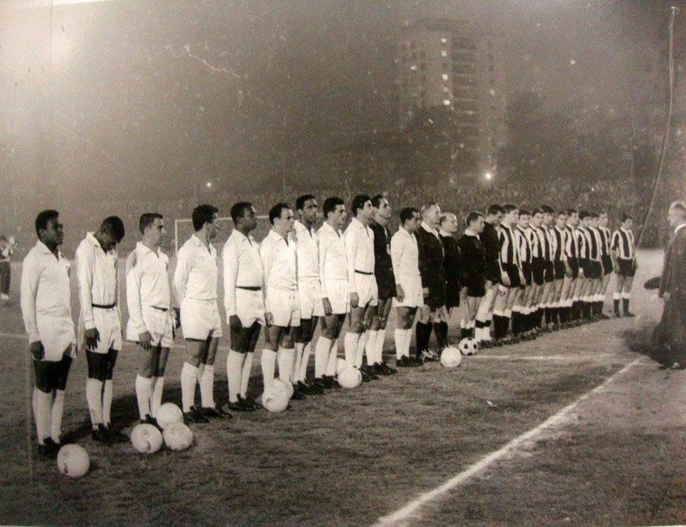 Em 1962 o Santos venceu o Peñarol por 2x1, pela Libertadores. Veja a escalação do Peixe: Coutinho, Dorval, Pagão, Dalmo, Lima, Pepe, Mengálvio, Calvet, Mauro Ramos, Gylmar e Zito.