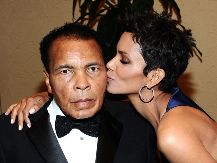 Em noite beneficente, Muhammad Ali ganha beijinho de atriz Halle Berry. Foto: UOL