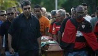 Ex-jogadores e torcedores dão último adeus a Alex Alves 