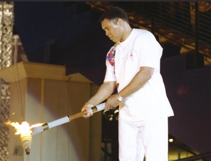 Muhammad Ali acende a pira olímpica de 1996, quando ganhou réplica de seu ouro. Foto: UOL