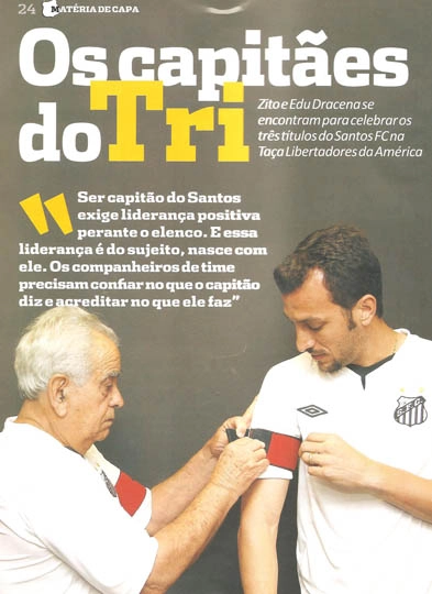 Zito, grande capitão santista, colocando a faixa no capitão sanitsta de 2011, Edu Dracena. Reprodução: Revista Santástico, edição nº6 (julho/agosto de 2011).