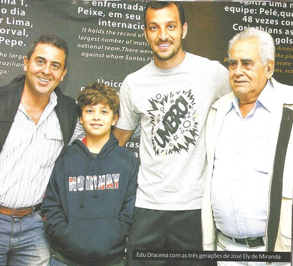 O filho e o neto de Zito ao lado de Edu Dracena e Zito, em 2011. Reprodução: Revista Santástico, edição nº6 (julho/agosto de 2011).