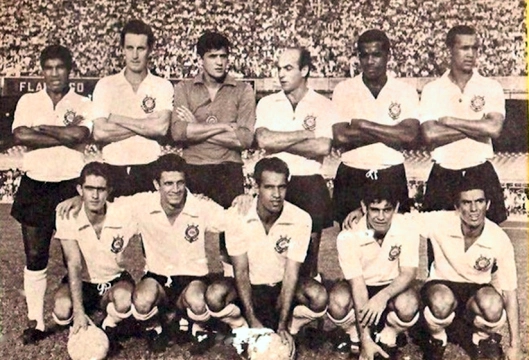 Corinthians no gramado do Maracanã, na década de 60. Em pé, da direita para a esquerda: Jair Marinho, Clóvis, Marcial, Dino Sani, Ditão e Maciel. Agachados: Bataglia, Tales, Sílvio, Rivellino e Gilson Porto. Foto: revista Futebol (Retirada do Blog Tardes de Pacaembu)