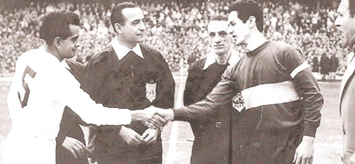 No estádio La Bombonera, em Buenos Aires, Zito cumprimenta Orlando Peçanha antes da final da Libertadores de 1963. Ao centro o árbitro francês Marcel Albert Bois. Vitória santista por 2 a 1. Sanfillipo marcou para os argentinos. Pelé e Coutinho fizeram os gols do Santos. Reprodução: Revista Santástico, edição nº6 (julho/agosto de 2011)