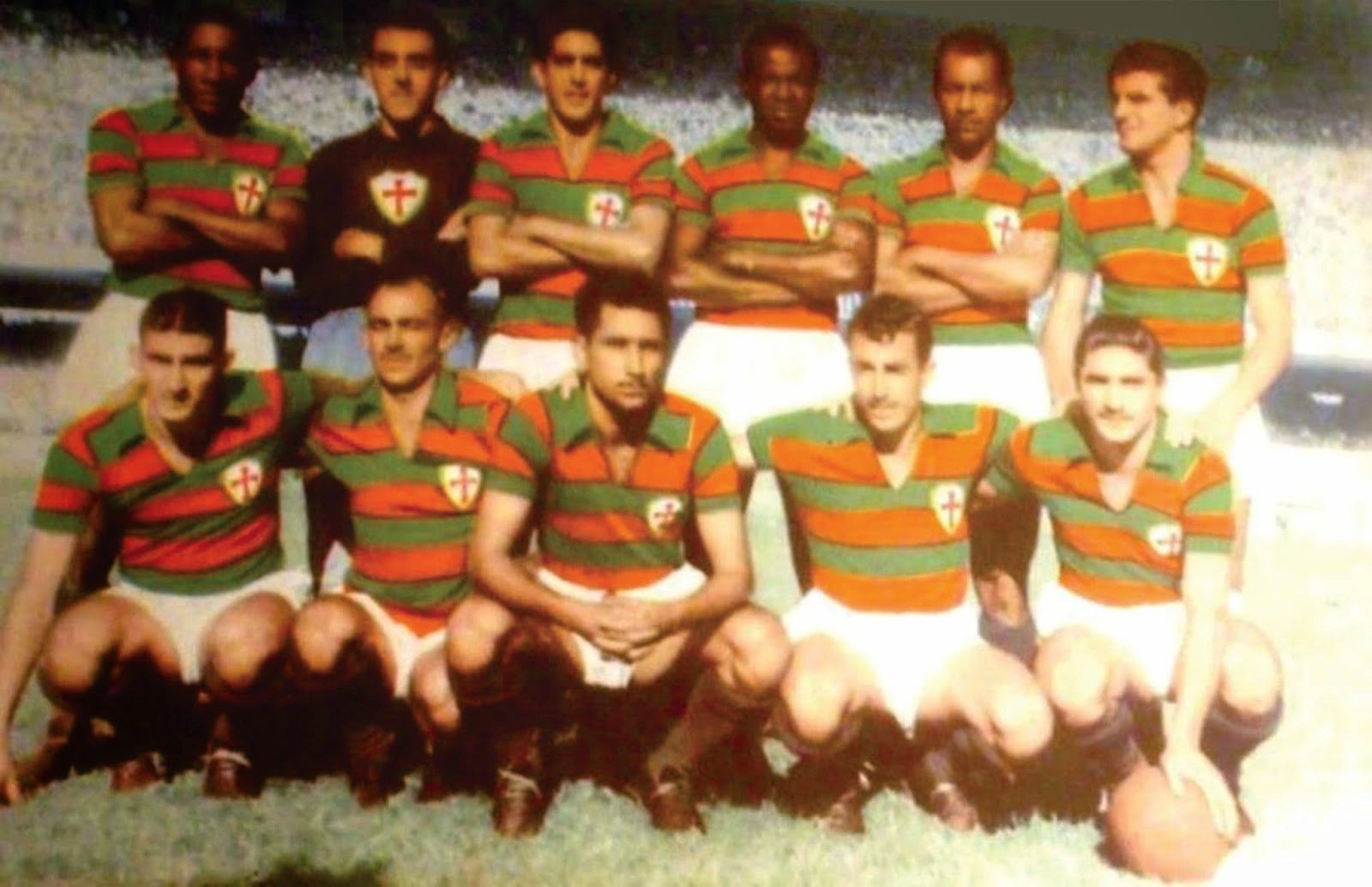 Portuguesa campeã do torneio Rio-São Paulo de 1955. Em pé: Djalma Santos, Cabeção, Floriano, Brandãozinho, Nena e Zinho. Agachados: Julinho Botelho, Zé Amaro, Aírton, Edmur e Orega. A foto é da Revista Esporte Ilustrado, 897, de 1955