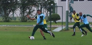 Contratação polêmica, Carlos Eduardo fica fora do Coritiba por nova lesão