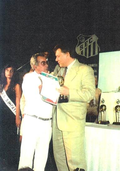 Ídolos do presente, em 1993, entregavam homenagens aos ex-jogadores que conquistaram o bicampeonato mundial: Zito recebe troféu das mãos de Milton Neves.