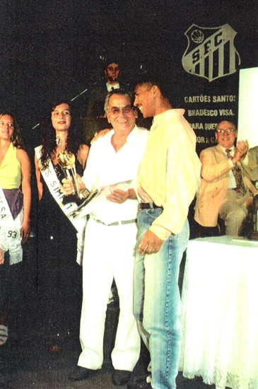 Ídolos do presente, em 1993, entregavam homenagens aos ex-jogadores que conquistaram o bicampeonato mundial: Zito, de branco, recebe o troféu de Almir. Orlando Duarte bate palmas no canto direito da foto. 