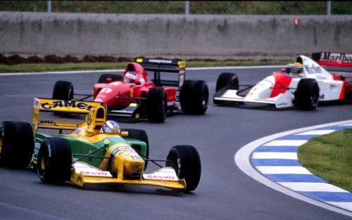 Em 1992, pela Benetton, Schumacher lidera o pelotão, à frente da Ferrari de Jean Alesi e da McLaren de Ayrton Senna. Foto: Divulgação