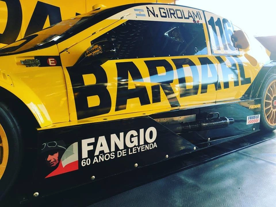 Homenagem a Fangio, pelos 60 anos de sua última temporada na F1 (1958), no carro do argentino Néstor Girolami, da equipe Bardahl Hot Car da Stock Car, em 7 de setembro de 2018, antes do primeiro treino livre em Cascavel-PR. Foto: Bardahl Hot Car/Divulgação