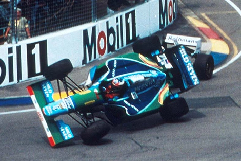 Uma das manobras controversas de Schumacher. Aqui, jogando sua Benetton na Williams de Damon Hill, em 1994. Foto: Divulgação