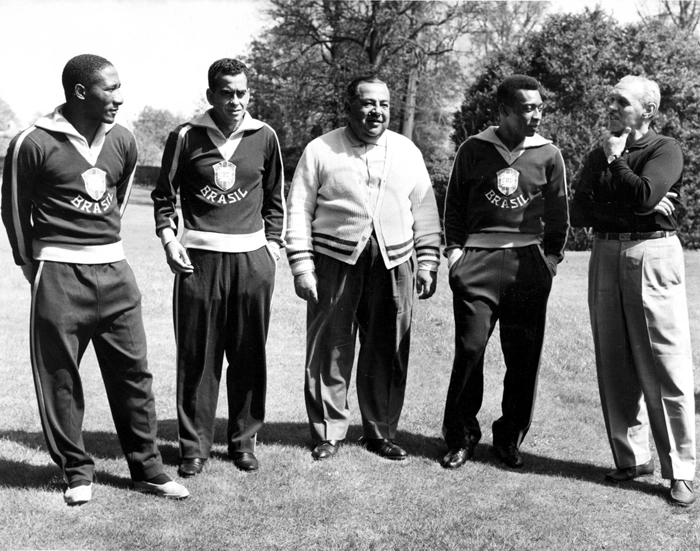 Da esquerda para a direita, Djalma Santos, Zito, Vicente Feola, Pelé e Aymoré Moreira. Foto: Reprodução/In My Ear