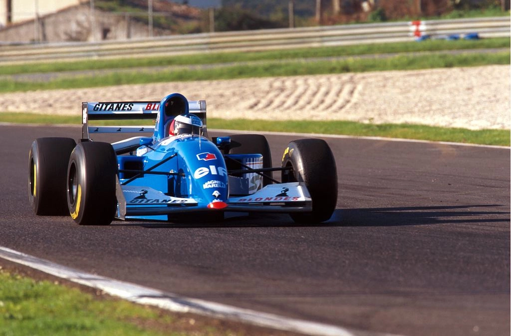 Outra imagem de Schumacher testando o motor Renault da Ligier. Foto: Divulgação