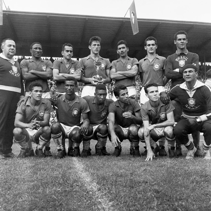 Da esquerda para a direita, em pé: Vicente Feola, Djalma Santos, Zito, Bellini, Nilton Santos, Orlando Peçanha e Gylmar dos Santos Neves. Agachados: Garrincha, Didi, Pelé, Vavá, Zagallo e Paulo Amaral. Foto: Reprodução/In My Ear