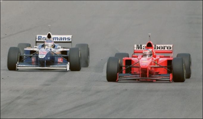 Jacques Villeneuve (à direita), e Michael Schumacher, com a Ferrari. Disputa acirrada na temporada de 1997. Foto: Divulgação