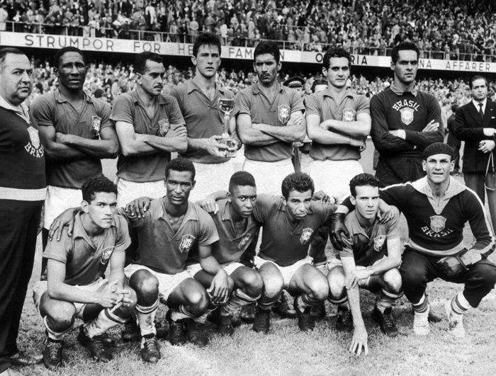 Da esquerda para a direita, em pé: Vicente Feola, Djalma Santos, Zito, Bellini, Nilton Santos, Orlando Peçanha e Gylmar dos Santos Neves. Agachados: Garrincha, Didi, Pelé, Vavá, Zagallo e Paulo Amaral. Foto: Reprodução/In My Ear