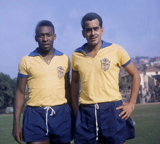 Pelé e Zito, grandes craques do Santos, posam com a camisa amarela da Seleção Brasileira. Foto: Reprodução/In My Ear