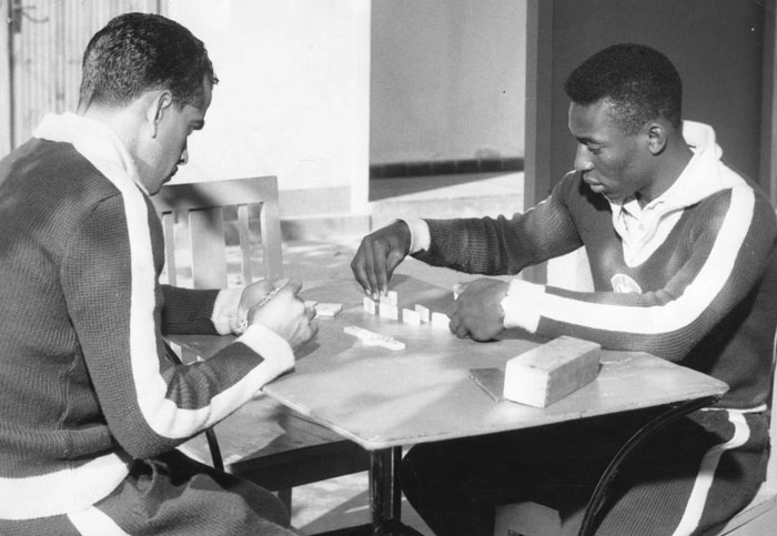 Zito e Pelé, para descontrair, jogavam dominó na concentração de 1962. Tempos pré-tablets e fones de ouvido. Foto: Reprodução/In My Ear