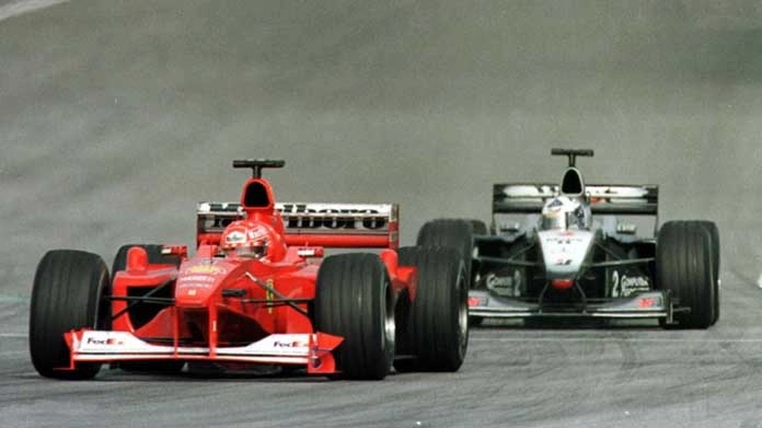 Michael Schumacher, à frente do escocês David Coulthard. Foto: Divulgação