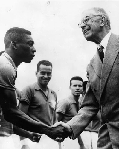 Observado por Zito e Zagallo, Pelé cumprimenta o Rei Gustavo Adolfo, da Suécia, antes de começar mais uma partida da Seleção Brasileira na Copa do Mundo de 1958. Foto: Reprodução/ In My Ear 
