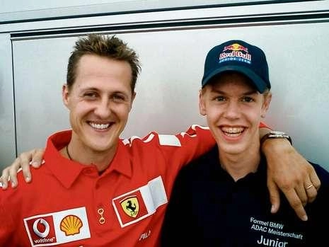 Em 2000, oito anos de estrear na Fórmula 1, Sebastian Vettel aparece ao lado do compatriota e ídolo Michael Schumacer. Foto: Divulgação
