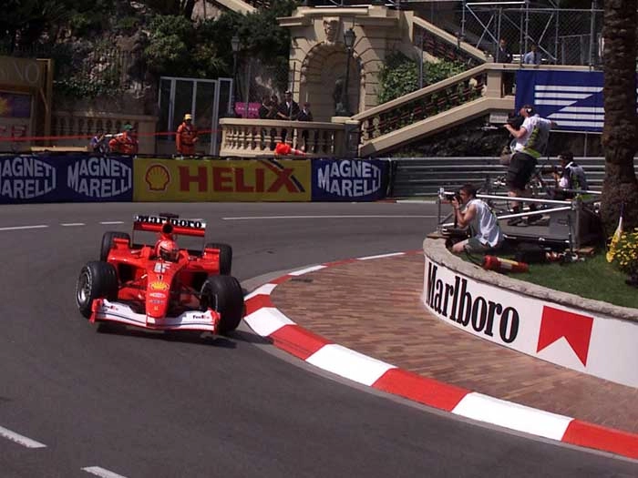 Na Loews, a curva mais lenta da Fórmula 1, no Principado de Mônaco em 2000. Naquele ano ele não terminou a prova. Foto: Divulgação