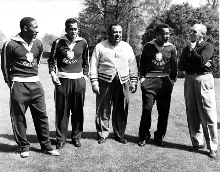 Gênios reunidos: da esquerda para a direita, Djalma Santos, Zito, Feola, Pelé e Aymoré Moreira. Foto: Reprodução/In My Ear