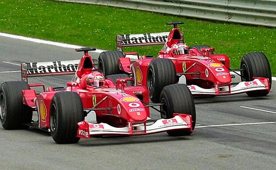 Schumacher ultrapassa Barrichello na linha de chegada do GP da Áustria de 2002, após ordem da Ferrari para que o brasileiro abrisse passagem para o alemão. Foto: Divulgação
