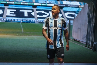 Douglas Costa procura um time para defender em 2024. Foto: Jéssica Maldonado / Grêmio