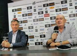 Treinador santista foi apresentado ao lado do presidente Andrés Rueda. Foto: Guilherme Kastner/Santos FC